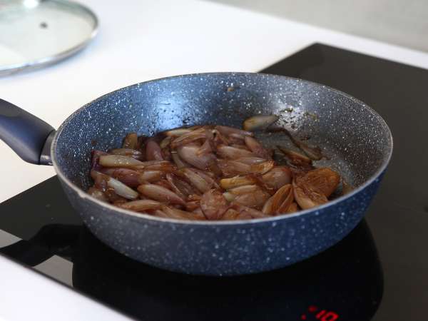 Tarte tatin mogyoróhagymával és fetával, az ellenállhatatlan sós változat! - Előkészítés lépés 3