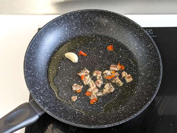 Spaghetti alla puttanesca, egy gyors és ízletes első fogás - Előkészítés lépés 1