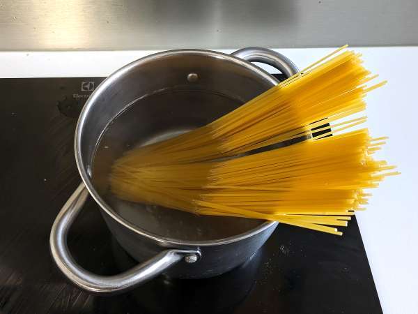 Spaghetti alla puttanesca, egy gyors és ízletes első fogás - Előkészítés lépés 3