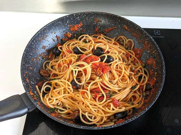 Spaghetti alla puttanesca, egy gyors és ízletes első fogás - Előkészítés lépés 5