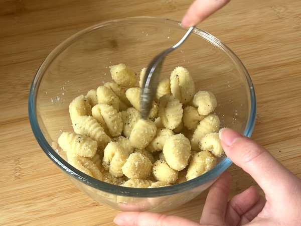 Ropogós parmezános gnocchi a Air Fryerben - Előkészítés lépés 1