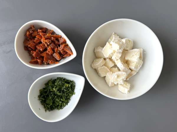 Tojásos ragu kecskesajttal és napon szárított paradicsommal a légsütőben! - Előkészítés lépés 1
