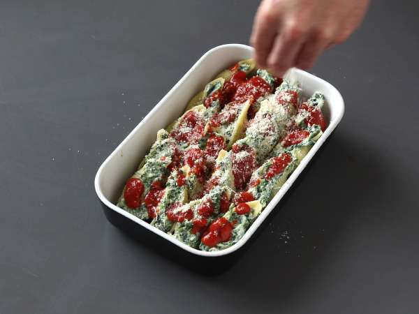 Conchiglioni ricottával és spenóttal töltve: ellenállhatatlan sült vegetáriánus fogás - Előkészítés lépés 8
