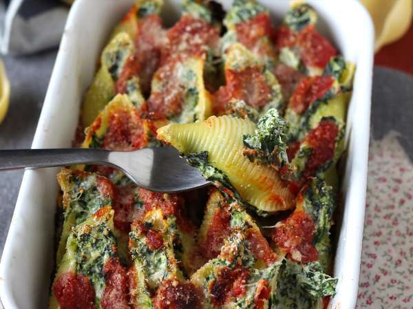 Conchiglioni ricottával és spenóttal töltve: ellenállhatatlan sült vegetáriánus fogás - Előkészítés lépés 10