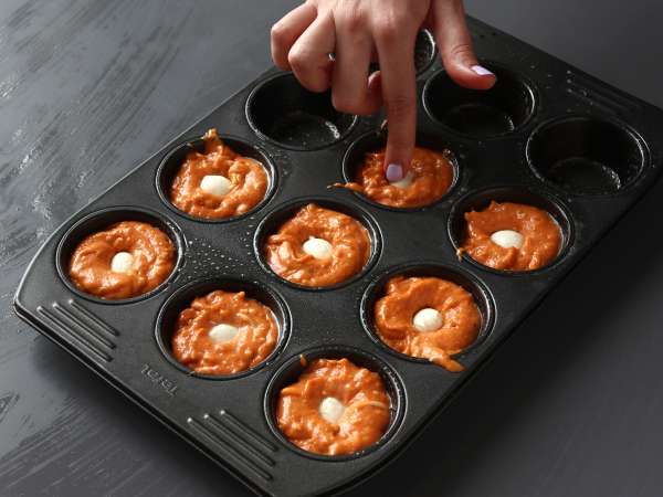 Paradicsomos muffinok olvadó mozzarella szívvel - Előkészítés lépés 5