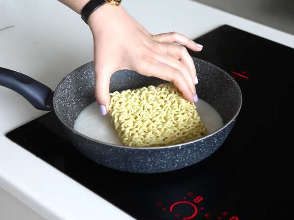 Hogyan kell főzni Buldak tészta carbonara ízű? A legjobb recept! - Előkészítés lépés 3