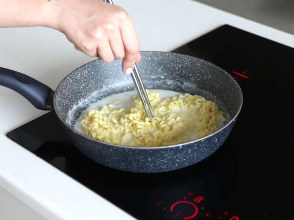 Hogyan kell főzni Buldak tészta carbonara ízű? A legjobb recept! - Előkészítés lépés 4