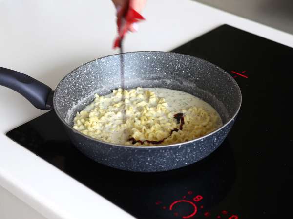 Hogyan kell főzni Buldak tészta carbonara ízű? A legjobb recept! - Előkészítés lépés 6