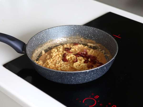 Hogyan kell főzni Buldak tészta carbonara ízű? A legjobb recept! - Előkészítés lépés 8