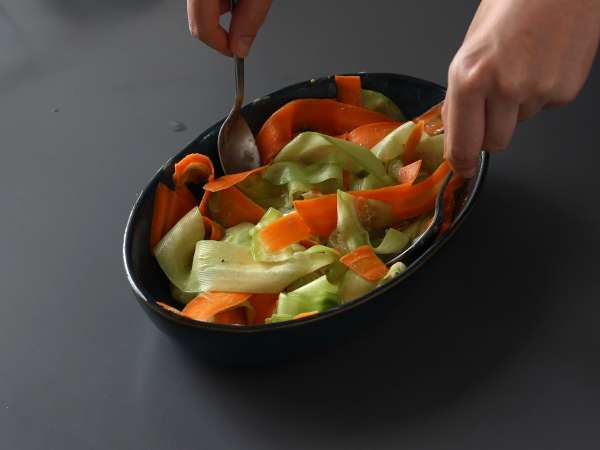 Zöldséges tagliatelle saláta mogyorószósszal - Előkészítés lépés 5