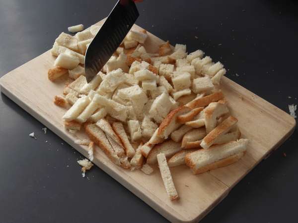 Hogyan készíthetek házi japán panko zsemlemorzsát? Egyszerű és gazdaságos recept - Előkészítés lépés 2