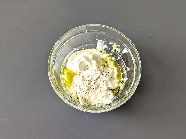 Görög joghurt, uborka és hagyma mártással - Előkészítés lépés 3
