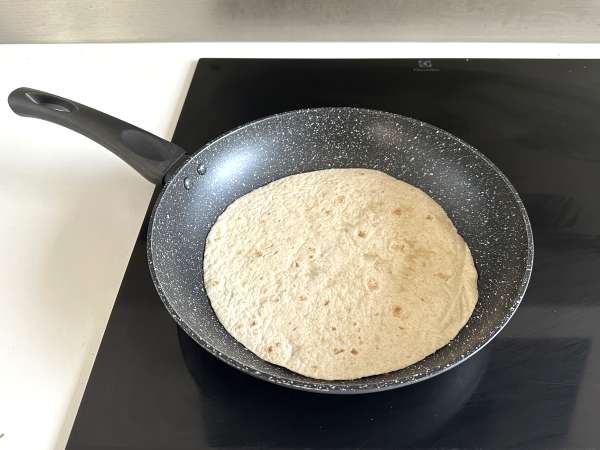 Hummusszal, rukkolával, paprikával és fetával töltött mediterrán wrap - Előkészítés lépés 1