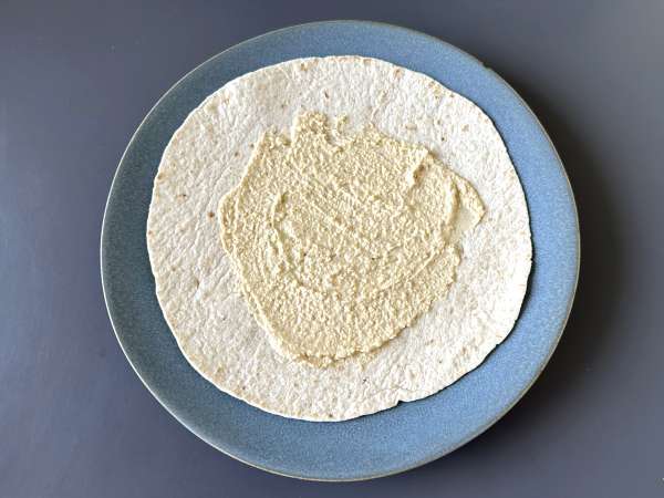 Hummusszal, rukkolával, paprikával és fetával töltött mediterrán wrap - Előkészítés lépés 2