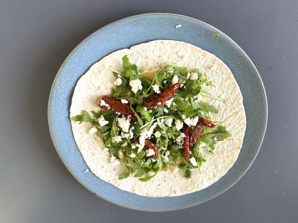 Hummusszal, rukkolával, paprikával és fetával töltött mediterrán wrap - Előkészítés lépés 3