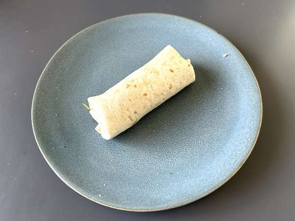 Hummusszal, rukkolával, paprikával és fetával töltött mediterrán wrap - Előkészítés lépés 4