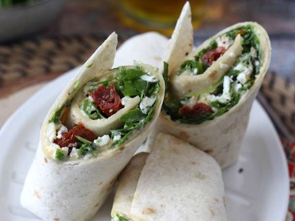 Hummusszal, rukkolával, paprikával és fetával töltött mediterrán wrap - Előkészítés lépés 5