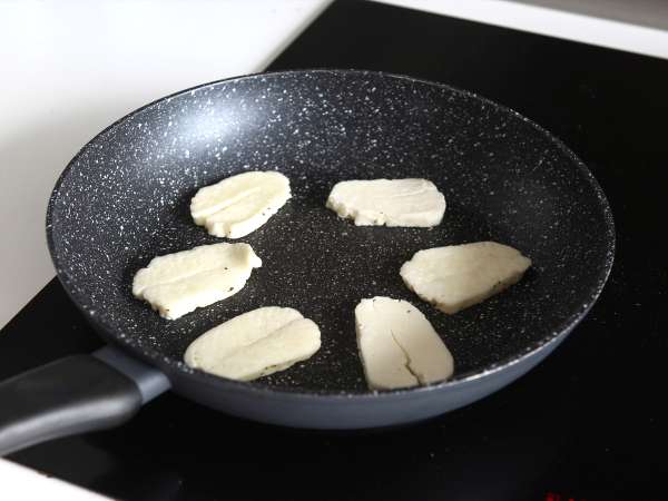 Édes-savanyú palacsintában sült halloumi mézzel és rozmaringgal - Előkészítés lépés 3