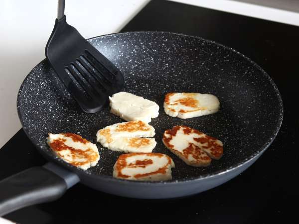 Édes-savanyú palacsintában sült halloumi mézzel és rozmaringgal - Előkészítés lépés 4