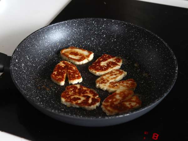Édes-savanyú palacsintában sült halloumi mézzel és rozmaringgal - Előkészítés lépés 5