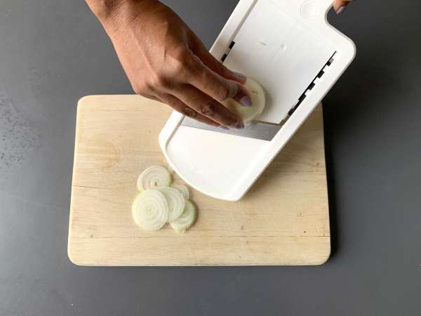 Hogyan készítsünk ropogós hagymát a sütőben? - Előkészítés lépés 2
