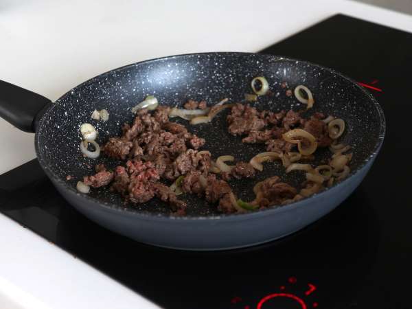 Hogyan főzzük az instant tésztát? Gyors recept marhahússal és gombával! - Előkészítés lépés 6
