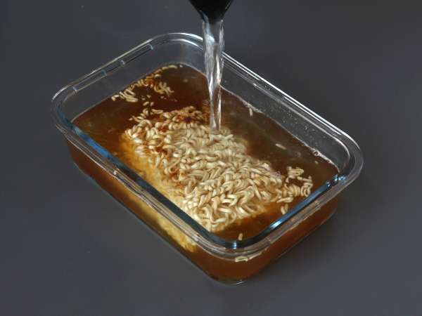 Hogyan főzzük az instant tésztát? Gyors recept marhahússal és gombával! - Előkészítés lépés 7
