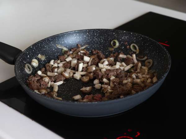 Hogyan főzzük az instant tésztát? Gyors recept marhahússal és gombával! - Előkészítés lépés 8