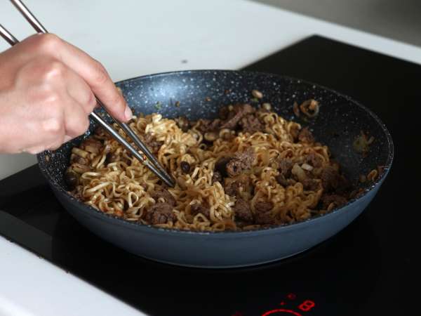 Hogyan főzzük az instant tésztát? Gyors recept marhahússal és gombával! - Előkészítés lépés 9