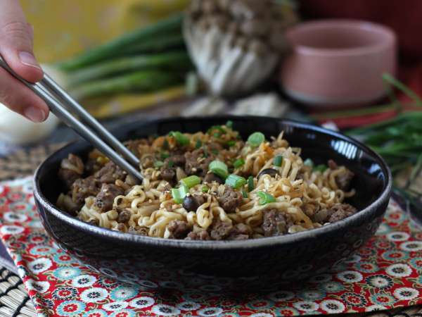 Hogyan főzzük az instant tésztát? Gyors recept marhahússal és gombával! - Előkészítés lépés 10
