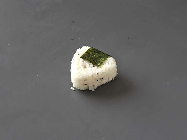 Tonhal onigiri, a kis japán háromszög alakú rizses szendvics - おにぎり - Előkészítés lépés 10