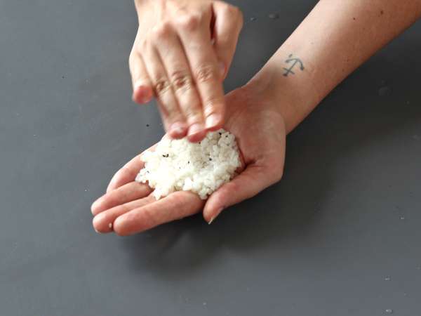 Tonhal onigiri, a kis japán háromszög alakú rizses szendvics - おにぎり - Előkészítés lépés 11