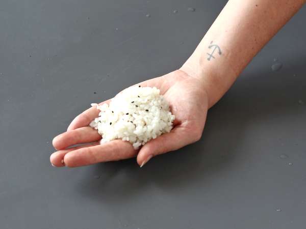 Tonhal onigiri, a kis japán háromszög alakú rizses szendvics - おにぎり - Előkészítés lépés 12
