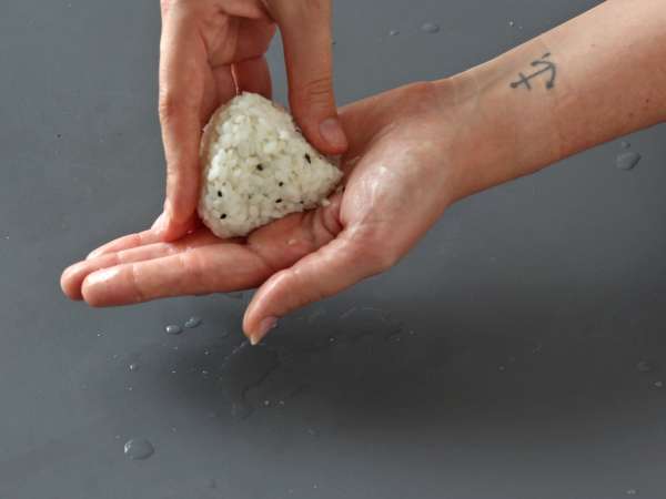 Tonhal onigiri, a kis japán háromszög alakú rizses szendvics - おにぎり - Előkészítés lépés 13