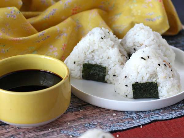 Tonhal onigiri, a kis japán háromszög alakú rizses szendvics - おにぎり - Előkészítés lépés 15