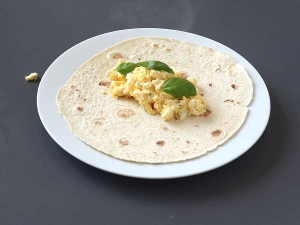 Puha és szuper fehérjével dúsított tojás és feta wrap - Előkészítés lépés 6