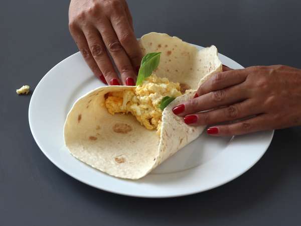 Puha és szuper fehérjével dúsított tojás és feta wrap - Előkészítés lépés 7