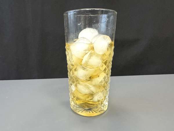Alkoholmentes Martini Spritz, egy édes, virágos koktél aperitifhez - Előkészítés lépés 2
