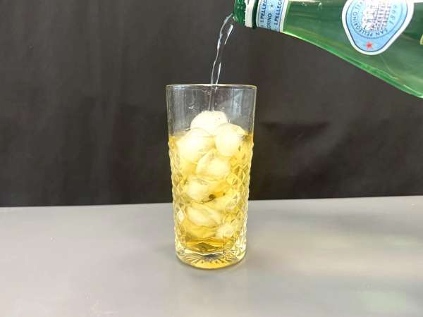 Alkoholmentes Martini Spritz, egy édes, virágos koktél aperitifhez - Előkészítés lépés 3