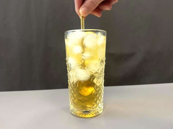 Alkoholmentes Martini Spritz, egy édes, virágos koktél aperitifhez - Előkészítés lépés 4