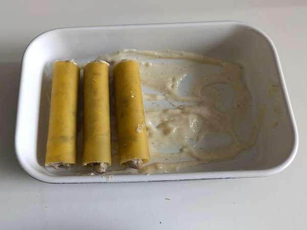 Cannelloni gomba és kolbász: egy gazdag és ízletes első fogás - Előkészítés lépés 11