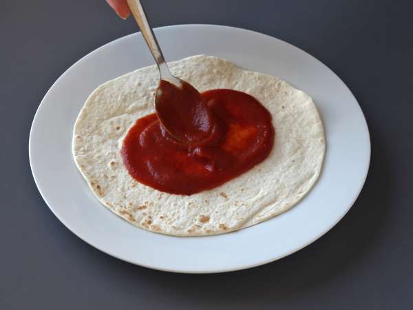 Mi a teendő a tortillákkal Egy ínyenc étel, amit megoszthatunk, pizza ízzel! - Előkészítés lépés 2