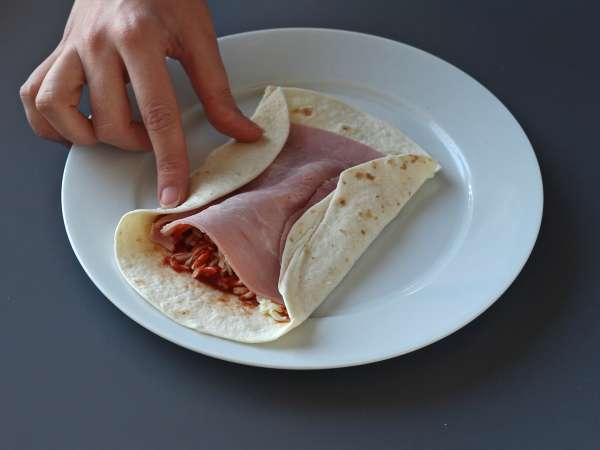 Mi a teendő a tortillákkal Egy ínyenc étel, amit megoszthatunk, pizza ízzel! - Előkészítés lépés 4