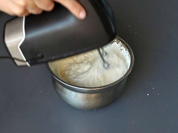 Tiramisu alakú rönk forma nélkül a kávé szerelmeseinek - Előkészítés lépés 1