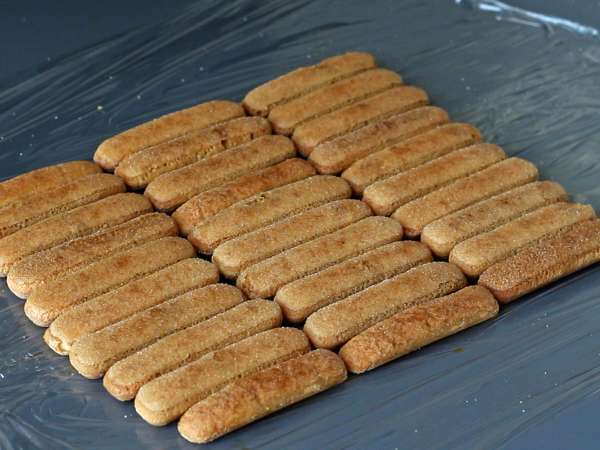 Tiramisu alakú rönk forma nélkül a kávé szerelmeseinek - Előkészítés lépés 3