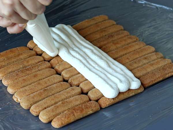 Tiramisu alakú rönk forma nélkül a kávé szerelmeseinek - Előkészítés lépés 4