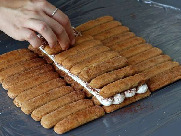 Tiramisu alakú rönk forma nélkül a kávé szerelmeseinek - Előkészítés lépés 6