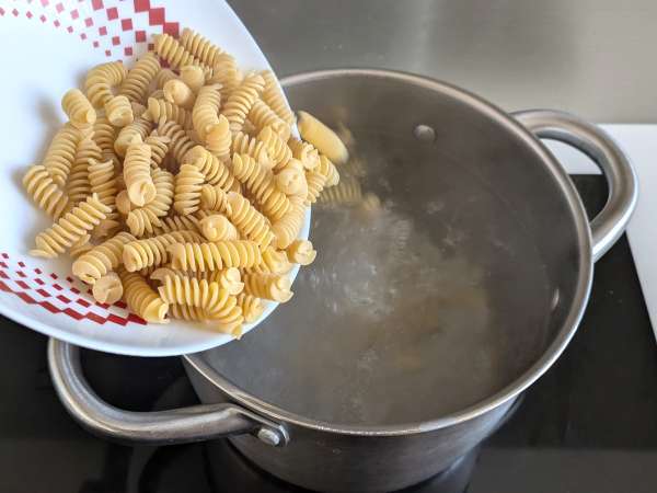 Krémes tészta radicchióval, ropogós szalonnával és dióval: gyors és ellenállhatatlan recept - Előkészítés lépés 3