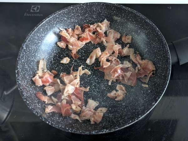 Krémes tészta radicchióval, ropogós szalonnával és dióval: gyors és ellenállhatatlan recept - Előkészítés lépés 5