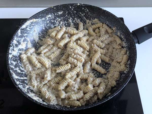 Krémes tészta radicchióval, ropogós szalonnával és dióval: gyors és ellenállhatatlan recept - Előkészítés lépés 6